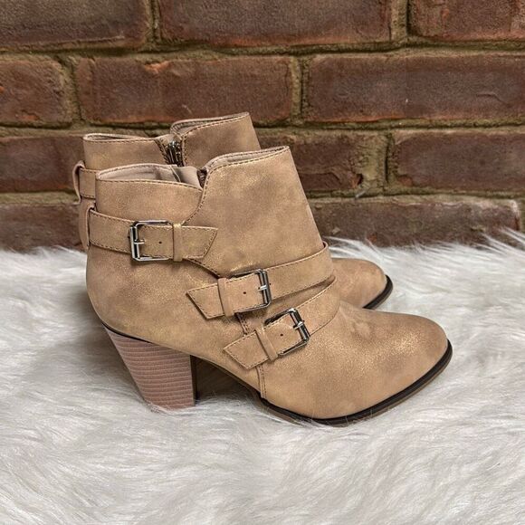 Forever Women’s Rose Gold Metallic Heeled Bootie Size 8.5 NEW - Picture 1 of 8